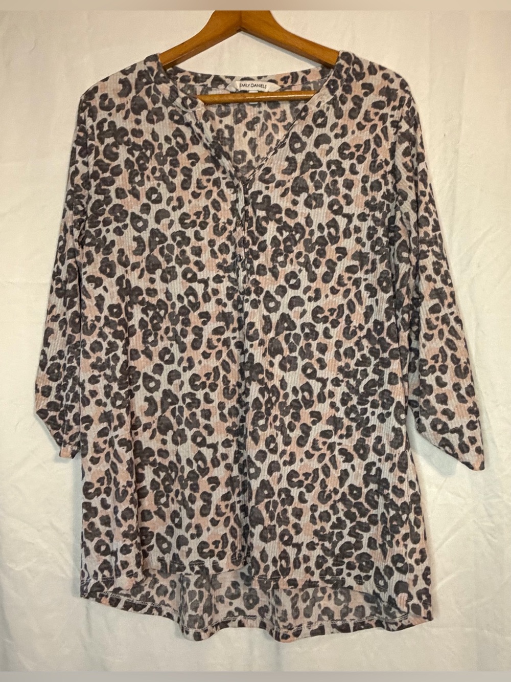 Emily Daniels Women’s 3/4 Sleeve Top Black/Pink Animal Print size X-Large